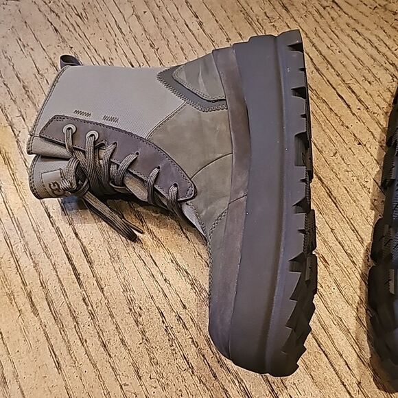 The UGG Lug sneakers boots size 7 NWOT moss green - Picture 5 of 11